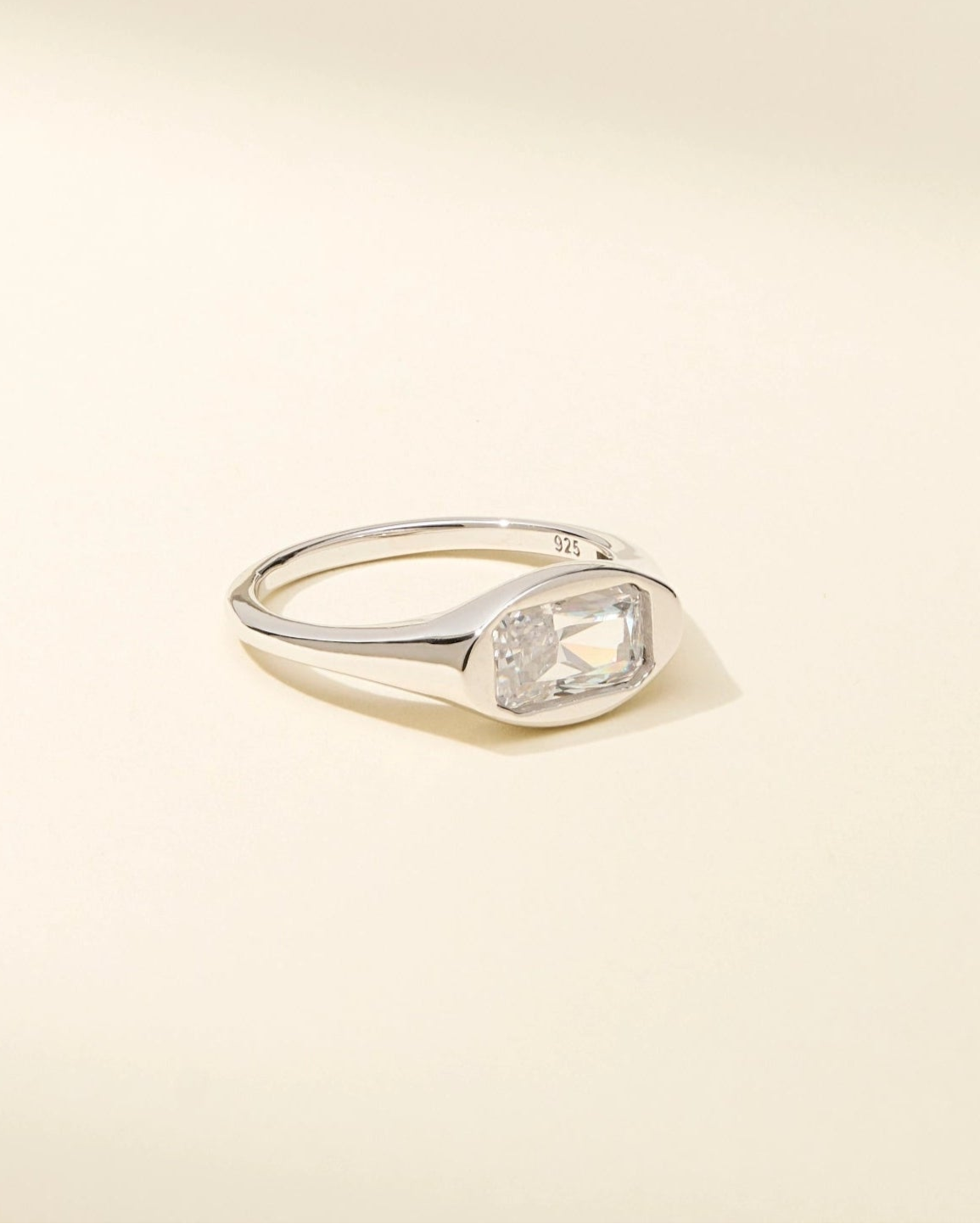 Minimalist silver ring for women – chic and stackable for everyday comfort
