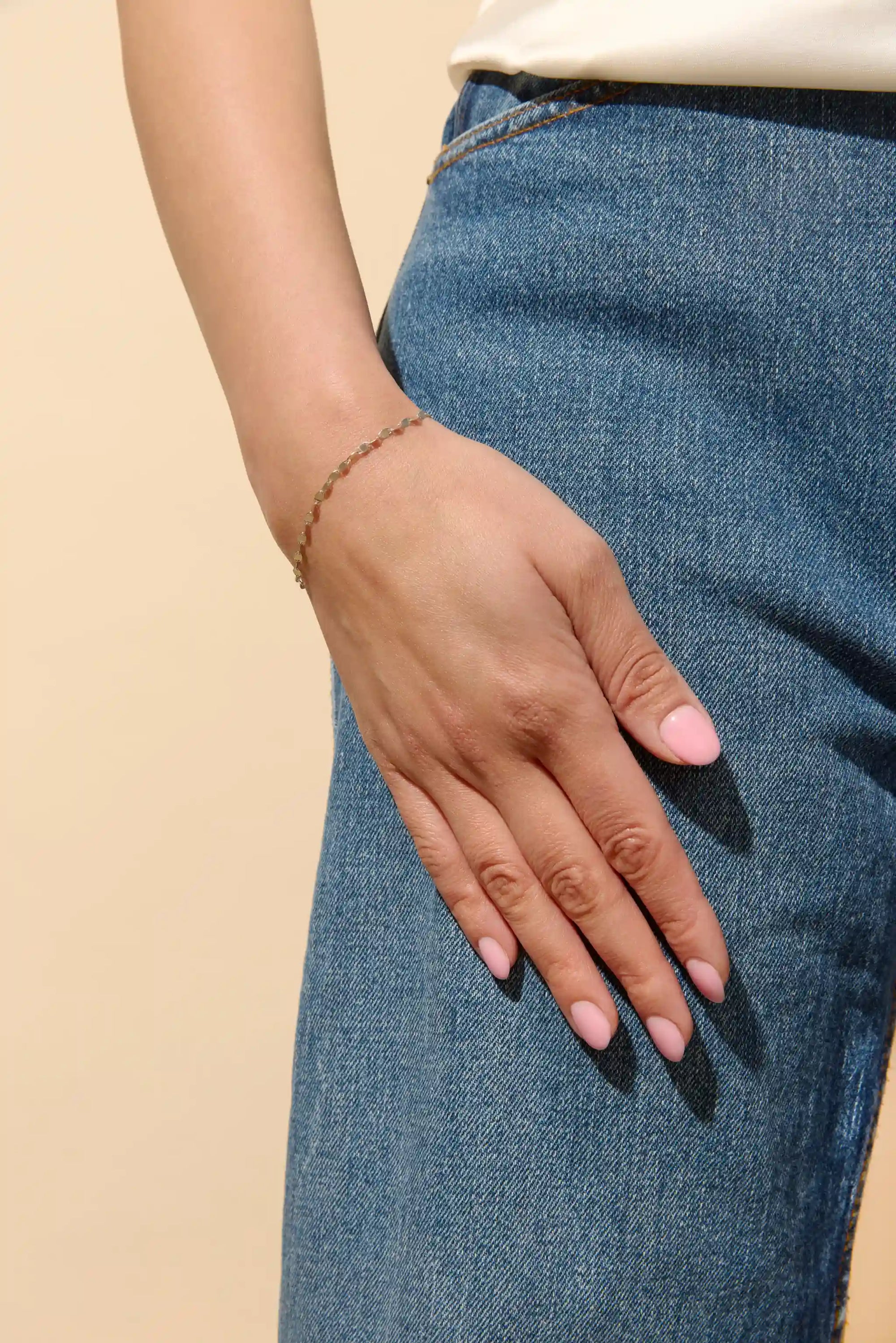 Adjustable silver confetti chain bracelet with Claspe clasp – hypoallergenic, easy to fasten, and perfect for everyday or gifting
